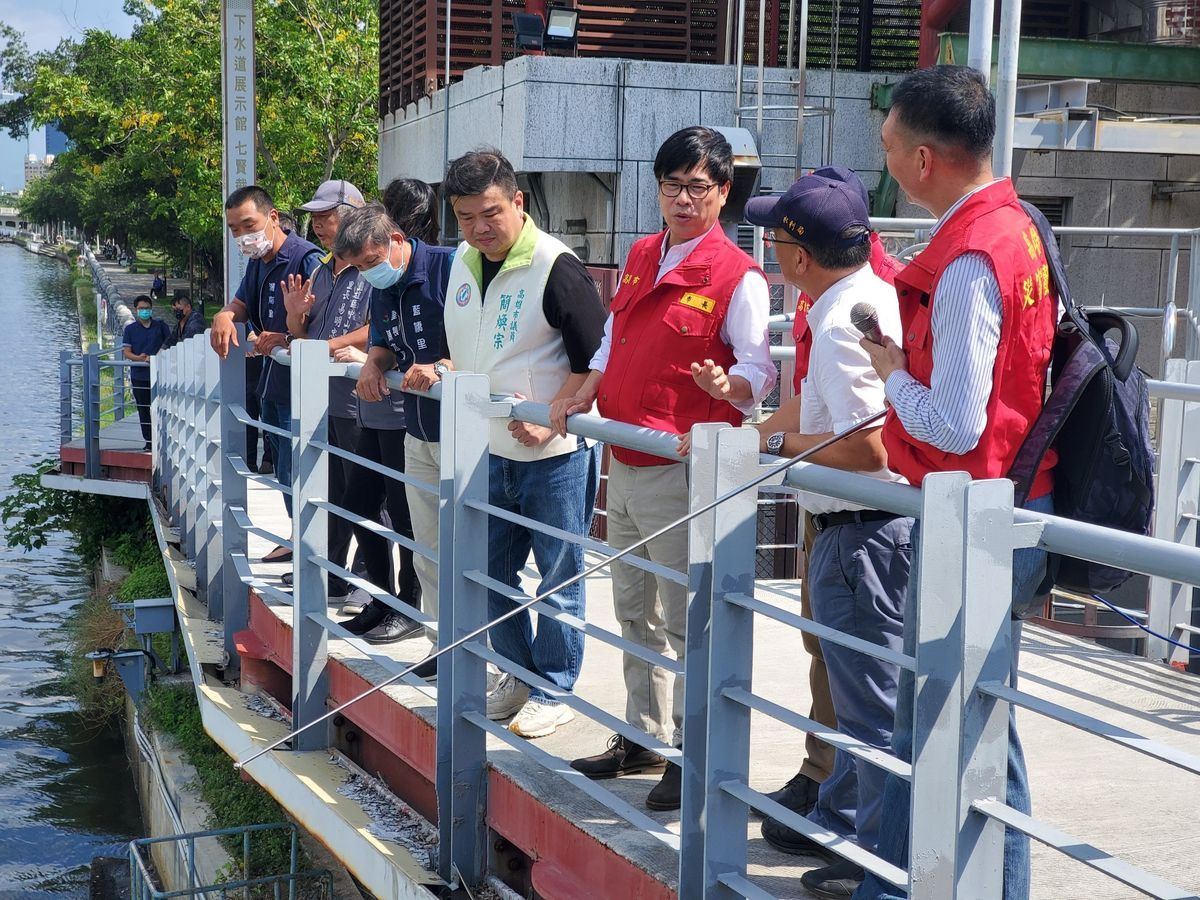 ▲中颱「杜蘇芮」加速朝台灣接近，高雄市長陳其邁也特別前視察寶業里滯洪池、七賢抽水站要求排空市區內滯洪池及備妥抽水機，做好防颱準備。（圖／高市府提供）