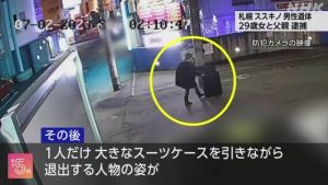 ▲監視器畫面拍到有一人換裝後，推著大行李湘離開飯店。（圖／翻攝自NHK）