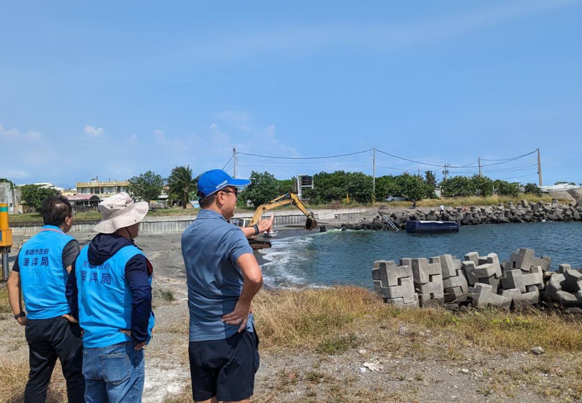▲高雄市政府海洋局局長張漢雄到林園區港埔沙灘關心漂至沙灘貨櫃移除進度。(圖／記者黃守作攝，2023.07.24)