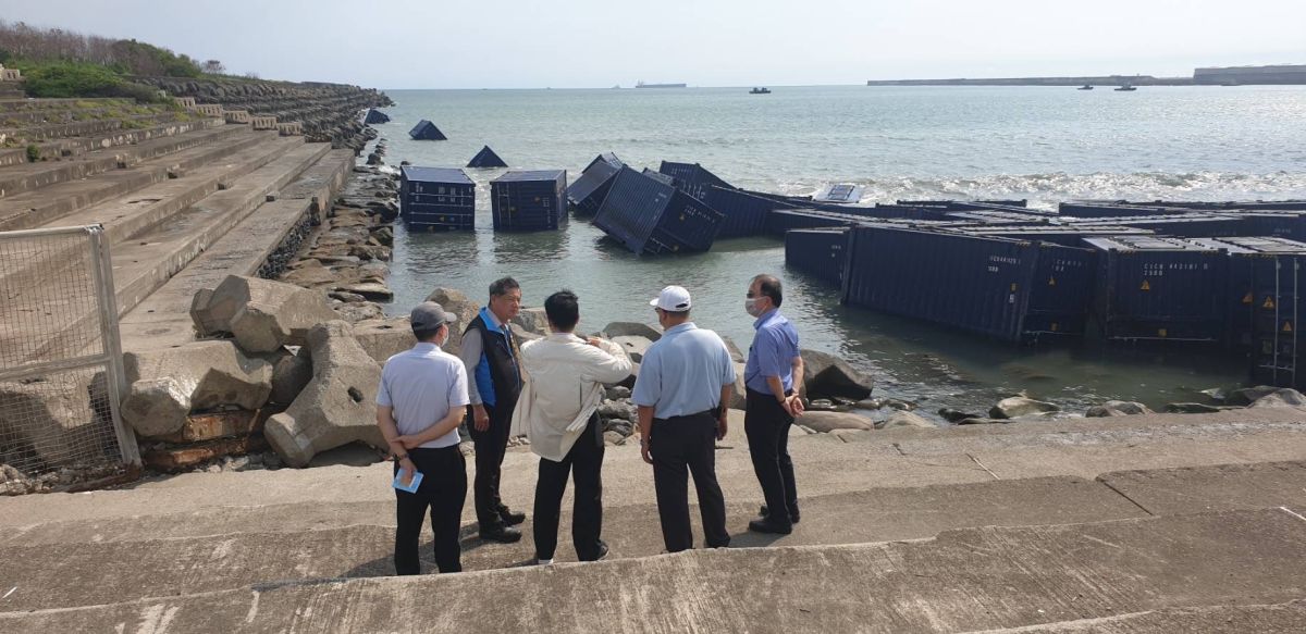▲交通部次長祁文中赴高雄港南星計畫區視察漂流貨櫃打撈處理之作業情形。（圖／高雄港務公司提供）