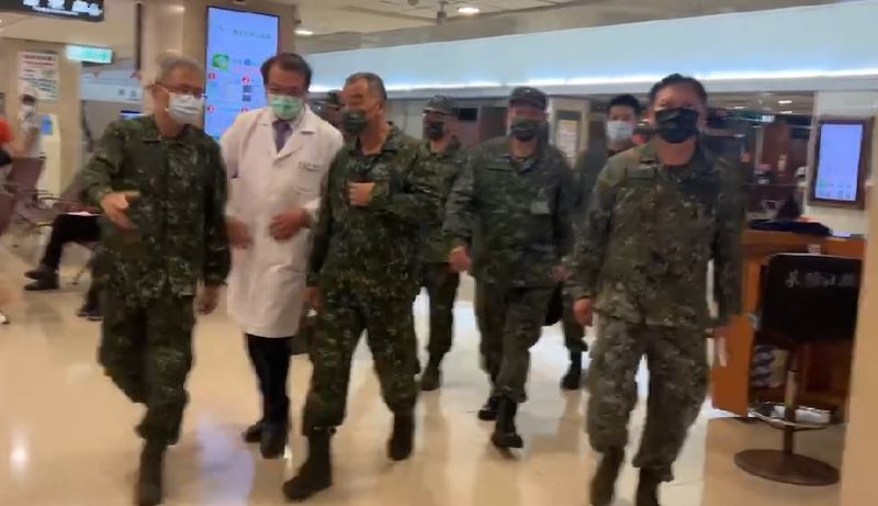 ▲國防部長邱國正傍晚前往三總內湖院區,探望造炸傷的官兵。(圖/翻攝畫面)