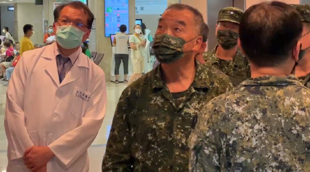 ▲國防部長邱國正傍晚前往三總內湖院區，探望遭炸傷的官兵。（圖／翻攝畫面）