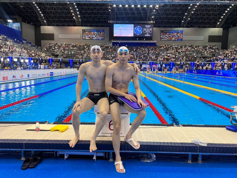 ▲福岡世界游泳錦標賽，莊沐倫（右）與「台灣蝶王」王冠閎（左）。（許志傑提供）