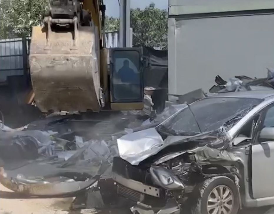 ▲本月24日下午，移民署新北專勤隊接獲檢舉，前往新北市五股區某資源回收場，抓捕一名逾期居留的泰籍非法移工，不料葉姓老闆疑似為掩護移工落跑，竟跳上怪手砸毀移民署公務車。（圖／民眾提供） 