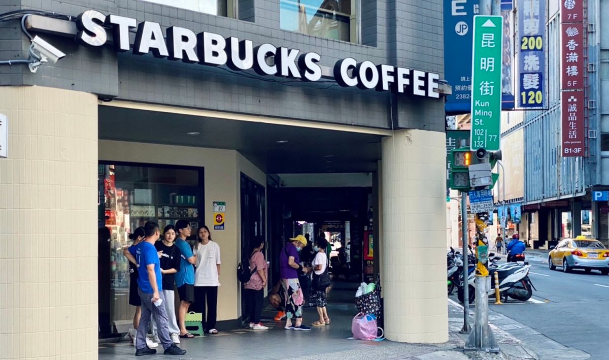 ▲BLACKPINK星巴克聯名掀起搶購熱潮。直擊星巴克西門成都門市，連搶兩天的黃牛透露，已經花了20～30萬收購。「BP Bling不鏽鋼TOGO冷水杯」網路炒價又飆至12000元。（圖／記者蕭涵云）