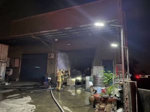 受困2樓狂敲窗求救！台南鐵皮屋凌晨突發大火　消防救出2人
