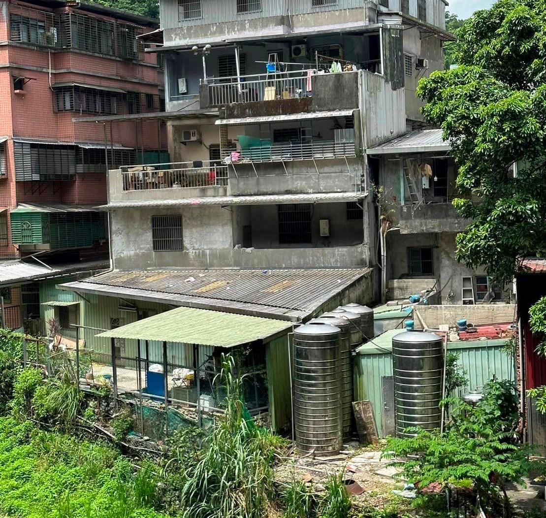 ▲國有財產署證實黃國昌透天厝違建占用國有地，新北市府依法、依既有作業程序辦理認定及地上物後續處理。（圖／翻攝新北市議員張錦豪臉書）