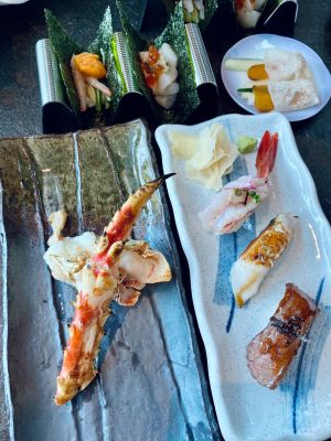 ▲燒烤當令海鮮與各式握壽司相當受歡迎。（圖／記者蕭涵云攝）