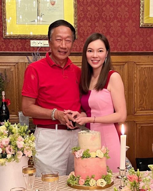 ▲曾馨瑩(右)與郭台銘夫妻倆感情好。(圖 / 曾馨瑩IG) ▲曾馨瑩(右)與郭台銘夫妻倆感情好。(圖 / 曾馨瑩IG)