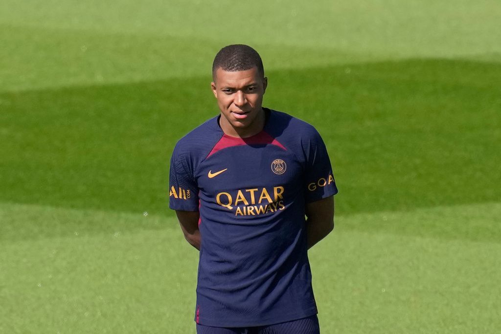 ▲法國足球巨星姆巴佩（Kylian Mbappe），近日傳出接收到來自沙烏地阿拉伯職業足球聯賽球隊希拉爾俱樂部開出的3億歐元收購報價。（圖／美聯社／達志影像）