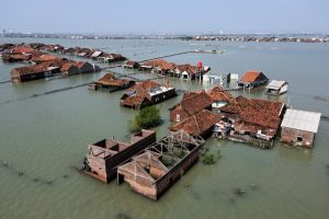 一年塌20公分！氣候變遷、地層下陷夾擊印尼沿海小村　墓地都被淹
