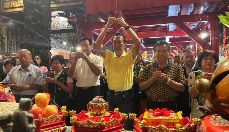 ▲郭台銘上午參拜大甲媽,祈求颱風別登陸。(圖/記者顏幸如攝,2023.07.25)
