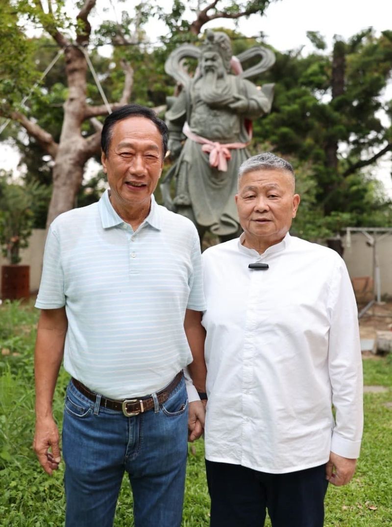 ▲郭台銘5月拜訪顏清標時,兩人在關公像前十指緊扣。(圖/翻攝郭台銘臉書,2023.07.25)