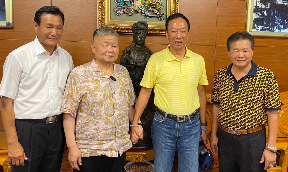 ▲郭台銘與鎮瀾宮董事長顏清標再次十指緊扣，展現兩人好交情。（圖／鎮瀾宮提供，2023.07.25）