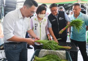 ▲桃園市副市長蘇俊賓表示，蔬果供應情形雖受到颱風預期心理影響，蔬果價格有微幅上漲，但仍在可控範圍之內。（圖／桃園市政府提供）
