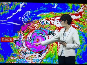 ▲氣象局預報中心技正羅雅尹表示，杜蘇芮颱風未來6小時強度不排除會成為強颱，或維持中度颱風的上限。（圖／記者張志浩攝）