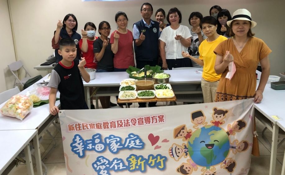 ▲ 印尼籍陳秋吟講師教民眾製作印尼國民美食「加多加多 」。（圖／移民署）