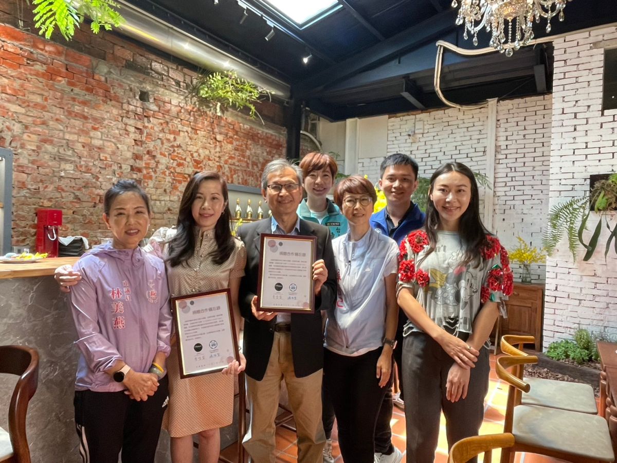 ▲(左起)台南市議員林美燕、L’Océanic Oyster Bar餐廳主理人李岱芬、成大國際傷口與再生中心主任湯銘哲、市議員陳怡珍、立委陳亭妃、市議員蔡宗豪、曾之婕合影（圖／記者林怡孜攝，2023,07,24）