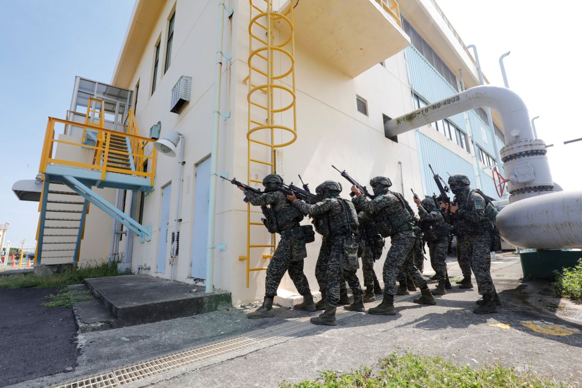 ▲永安液化天然氣廠設施防護驗證，陸戰99旅執行反特攻任務，驗證平日訓練成果。（圖／記者莊全成翻攝）