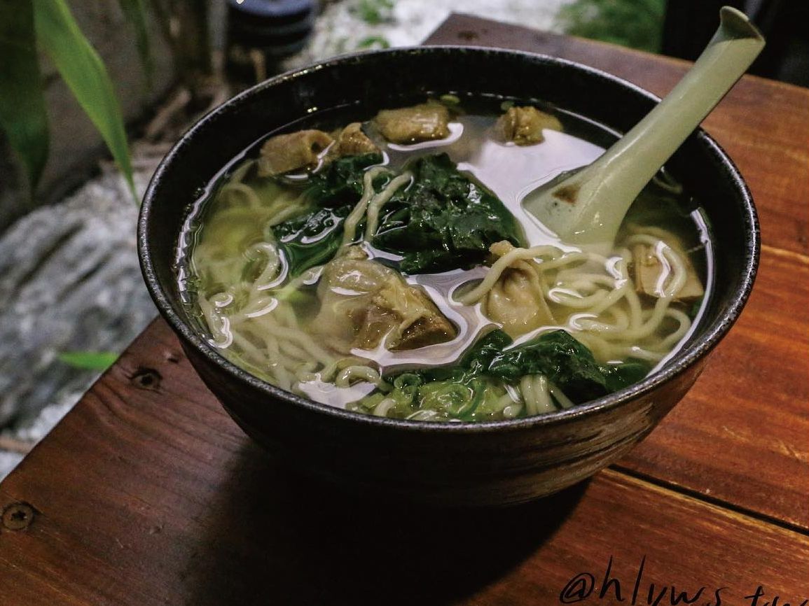 ▲勸阻5歲男童亂摸玩具、蹦蹦跳跳的花蓮餐廳，是當地有名以老宅風格文青風打造的特色麵館，主賣紅燒、清燉的牛肉麵及羊肉麵。（圖／翻攝店家臉書）