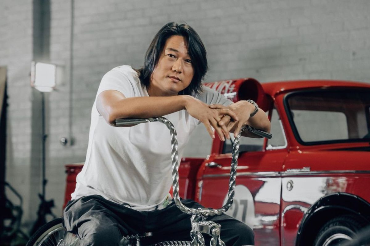 ▲韓哥被粉絲要求簽名在拖鞋、寶特瓶上，車迷看到後怒斥「丟台灣的臉」。（圖 / sungkangsta IG）