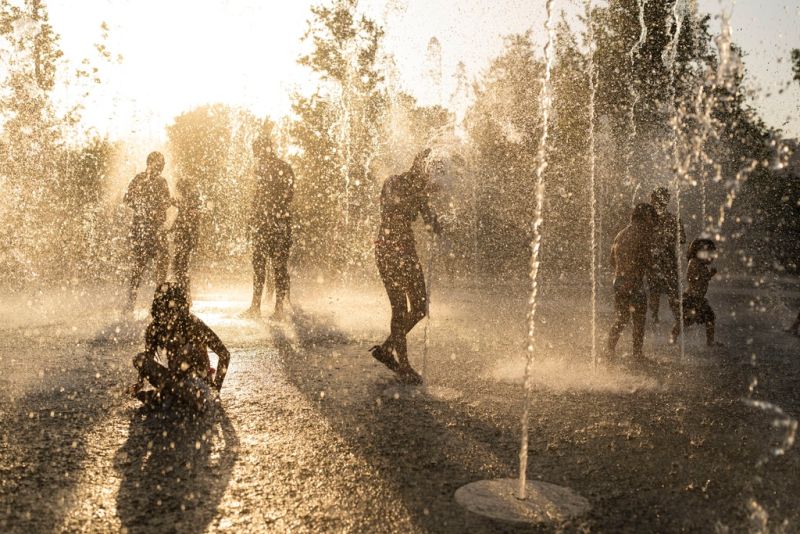 ▲隨著氣候變遷加速，今年可能會是人類有紀錄以來最熱的一年。圖為雅典孩童在噴泉玩水消暑。（圖／美聯社／達志影像）