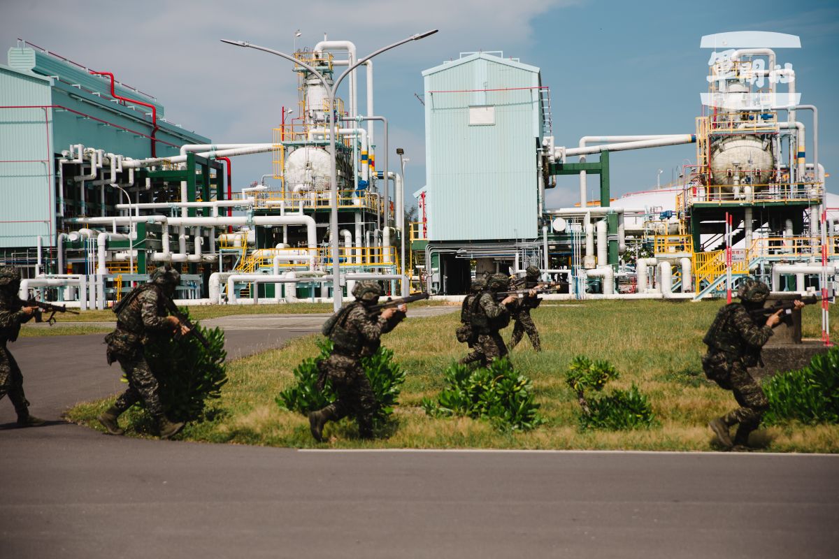 ▲漢光39號演習第二日，陸戰隊官兵於永安液化天然氣廠執行防護操演。（圖／軍聞社提供）