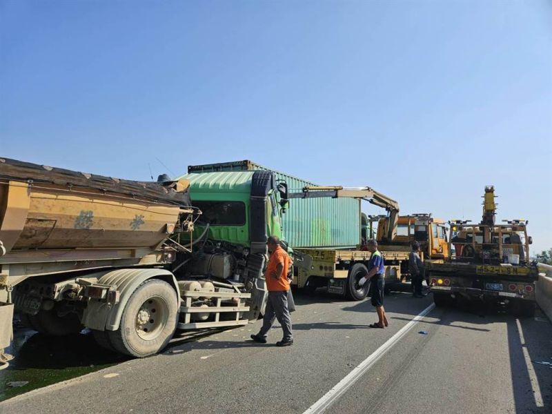 ▲台61線西濱公路彰化伸港南下路段，今（25）日下午4時許，發生六車追撞事故。（圖／翻攝畫面）