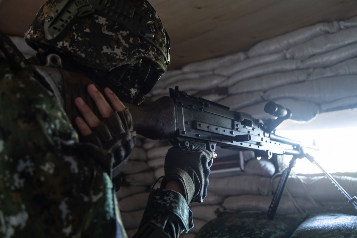 ▲關指部官兵進入戰壕對外警戒。（圖／軍聞社）