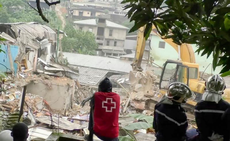 ▲喀麥隆商業樞紐杜阿拉（Douala）一棟建築昨天倒塌，造成嚴重死傷，死亡人數今天增至37人，周遭居民擔心倒塌的廢墟下還有更多的遺體。（圖／美聯社／達志影像）