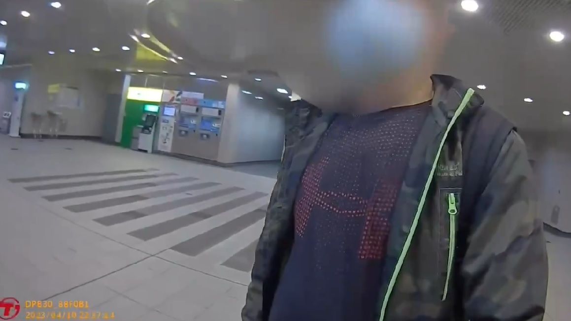 ▲員警見到可疑對象、44歲的阮姓男子，立即上前盤查，經指紋比對，確認其為逾期居留之外籍逃逸移工。（圖／翻攝畫面） 
