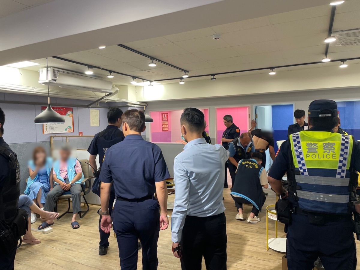 ▲棋牌社內藏玄機！新莊警破獲地下非法賭場　逮捕33人移送法辦。（圖／翻攝畫面） 