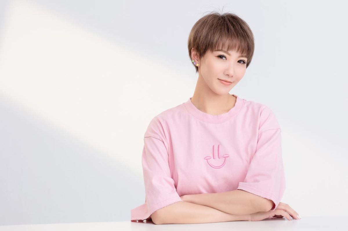 ▲大牙宣布離婚後昨（15）日在臉書分享新客廳，未料卻被酸「沒人煮飯」，她霸氣回應展現獨立態度，更回嗆翻舊帳的網友：「你有什麼毛病？」最終以酸民刪文落幕。（圖／翻攝自臉書宜霈vs大牙）