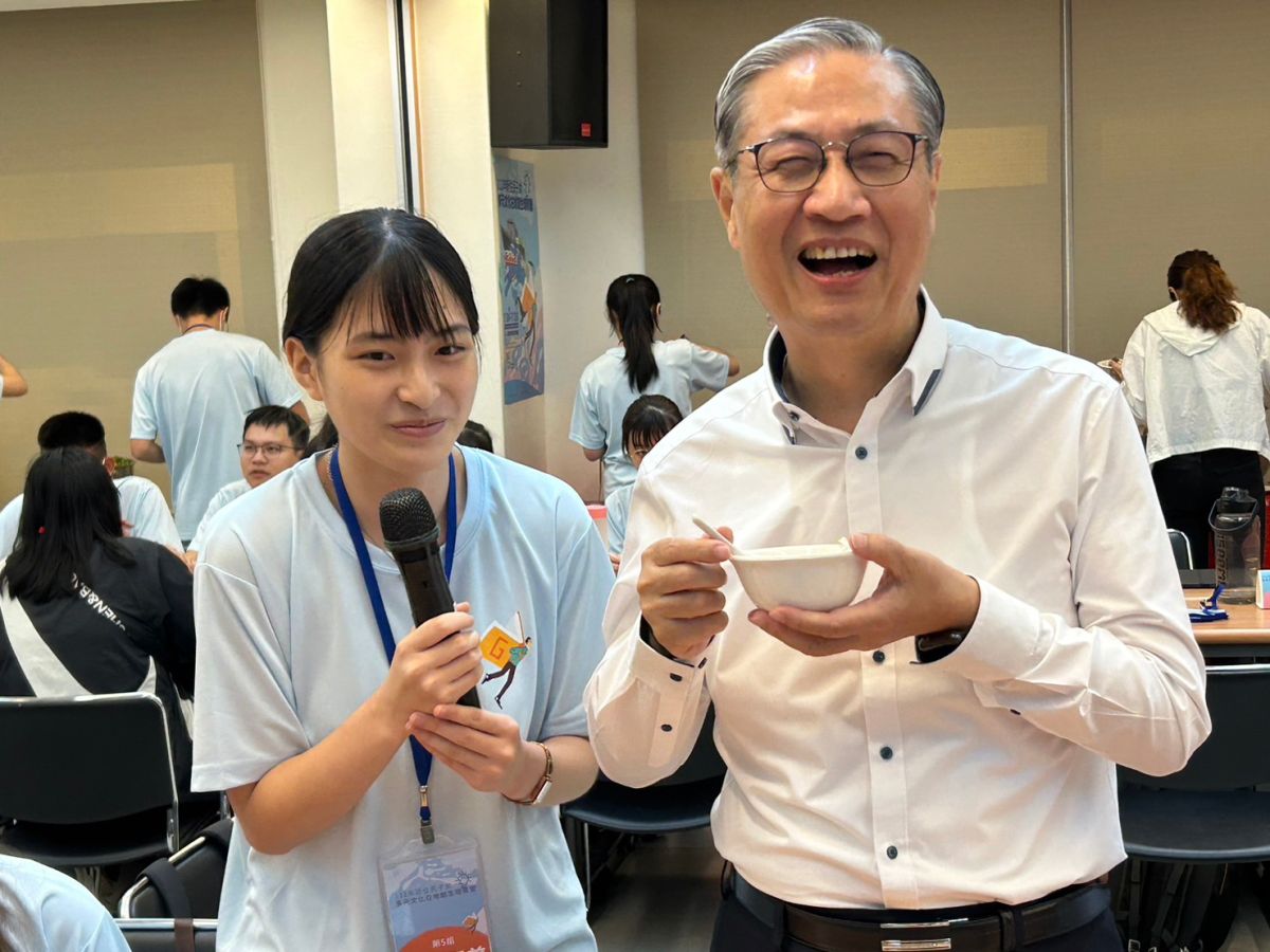 ▲移民署鐘景琨署長（右）與新二代一起進行特色美食猜名活動。（圖／移民署）