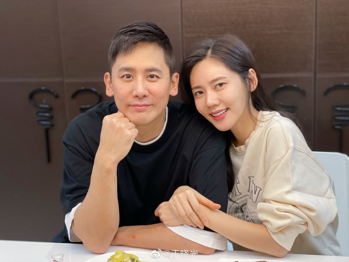 ▲秋瓷炫（右）產後發生癲癇症狀，在醫院吐了滿身血，讓老公于曉光相當心疼，希望她不要再生第二胎。（圖 / 翻攝自于曉光微博）