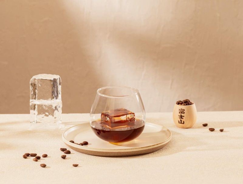 ▲Fika Fika Cafe與「富士の湧水」聯名合作端出「富士山泉冰釀咖啡」，8月能喝到這杯以富士山來的水所做出的獨特冰釀咖啡。（圖／取自Fika Fika Cafe臉書）