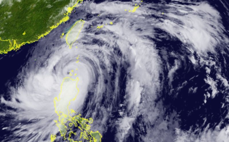 ▲杜蘇芮颱風今（26）日凌晨在通過呂宋島北部海域時，出現放慢、蛇行、打轉的情況，這樣的路徑預期對台灣的影響時間不會拉長。（圖／翻攝向日葵8號衛星）