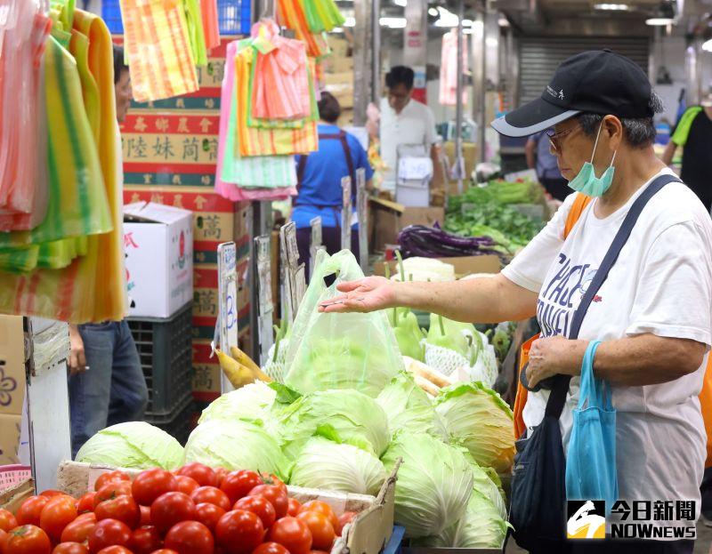 ▲台灣近期受到數個颱風以及連日大雨影響，許多蔬菜價格飆漲，其中高麗菜更在市場出現一顆破5百的天價。（圖／記者陳明中攝影）