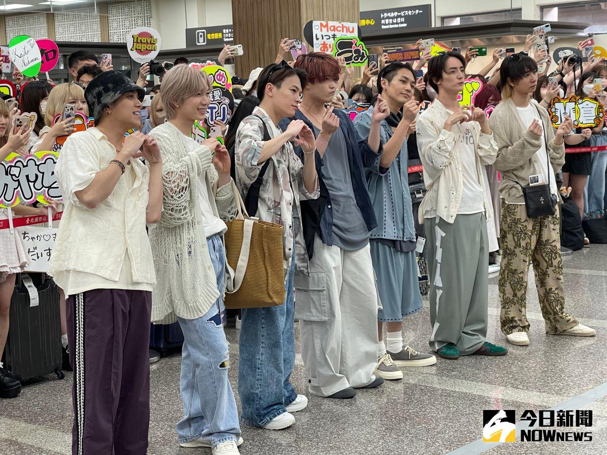 ▲傑尼斯男團Travis Japan宮近海斗（左起）、七五三掛龍也、松倉海斗、吉澤閑也、松田元太、川島如恵留、中村海人等成員，無畏杜蘇芮颱風26日來台。（圖／記者陳雅蘭攝）