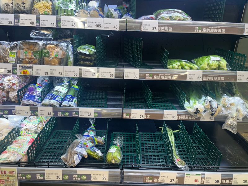 ▲杜蘇芮颱風來勢洶洶，全聯綠色蔬菜被搶購一空，建議民眾可以改買根莖類、高麗菜，不僅較為耐放，且根莖類價格也相對平穩。（圖／記者鍾怡婷攝）