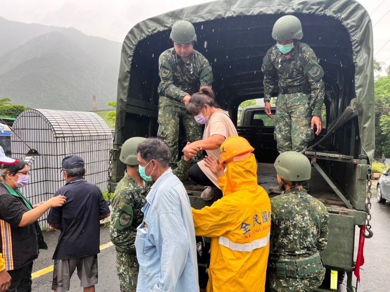 ▲第四作戰區官兵今(26)日持續配合地方防救災任務需要，陸續派遣官兵前往高雄市六龜、衫林及茂林等地區，協助地方政府實施預防性撤離工作。（圖／第四作戰區提供）