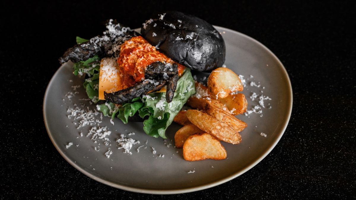 ▲「最狂員餐」普橘島攜手beanfun! 漫畫星，合作推出「軟殼蟹黑漢堡」。（圖／普橘島）