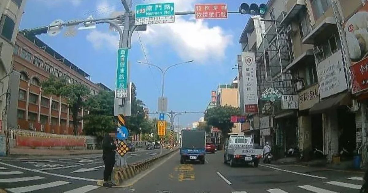 ▲網友分享自己表弟遇到行人站在分隔島等紅燈，沒想到表弟綠燈通行卻被罰6000元。（圖/mobile01）