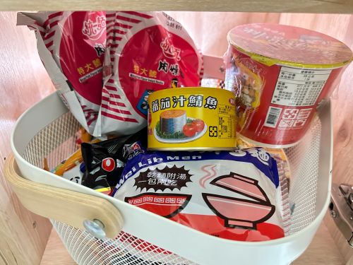 颱風、泡麵、罐頭。(圖/周淑萍攝) ▲颱風、泡麵、罐頭。(圖/周淑萍攝)