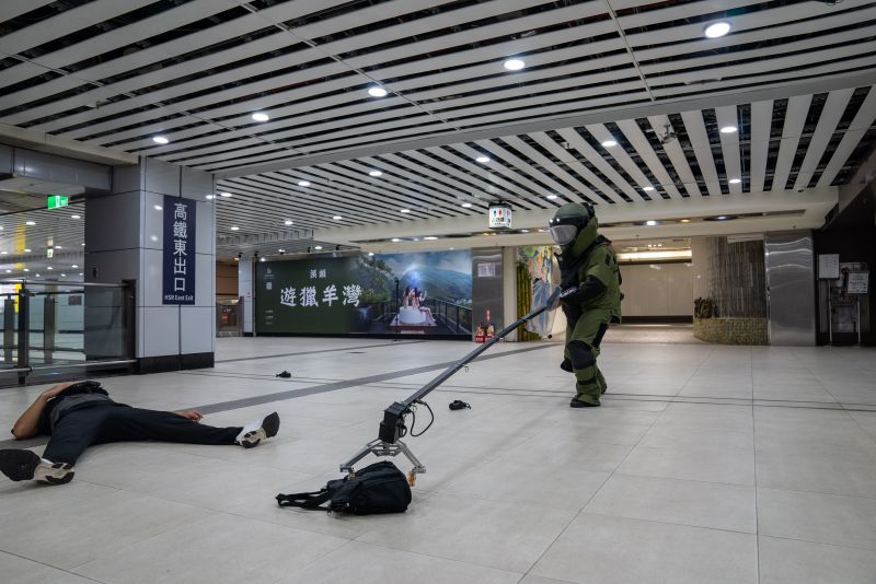 ▲警方出動防爆小組處置爆裂物,確保民眾安全。(圖/軍聞社)