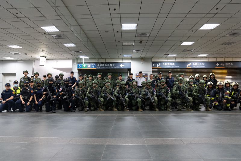 ▲憲兵指揮部指揮官周廣齊中將與參演單位共同合影。(圖/軍聞提供)