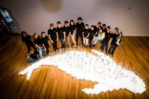 ▲由回收的手機電路板製成的藝術品「極限之島」在紐約展出,象徵台灣雖小但能量很強,足以影響世界。(圖 / 何景揚) ▲由回收的手機電路板製成的藝術品「極限之島」在紐約展出,象徵台灣雖小但能量很強,足以影響世界。(圖 / 何景揚)