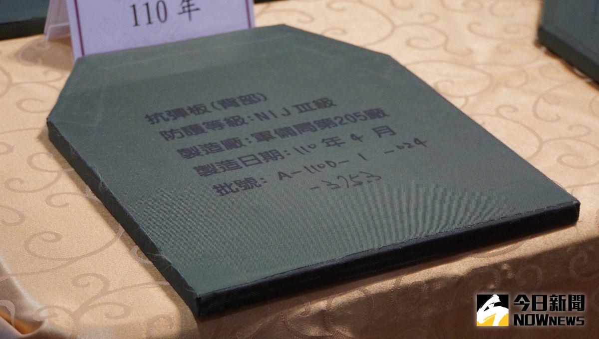 ▲國軍防彈背心抗彈板。（圖／記者呂炯昌攝）
