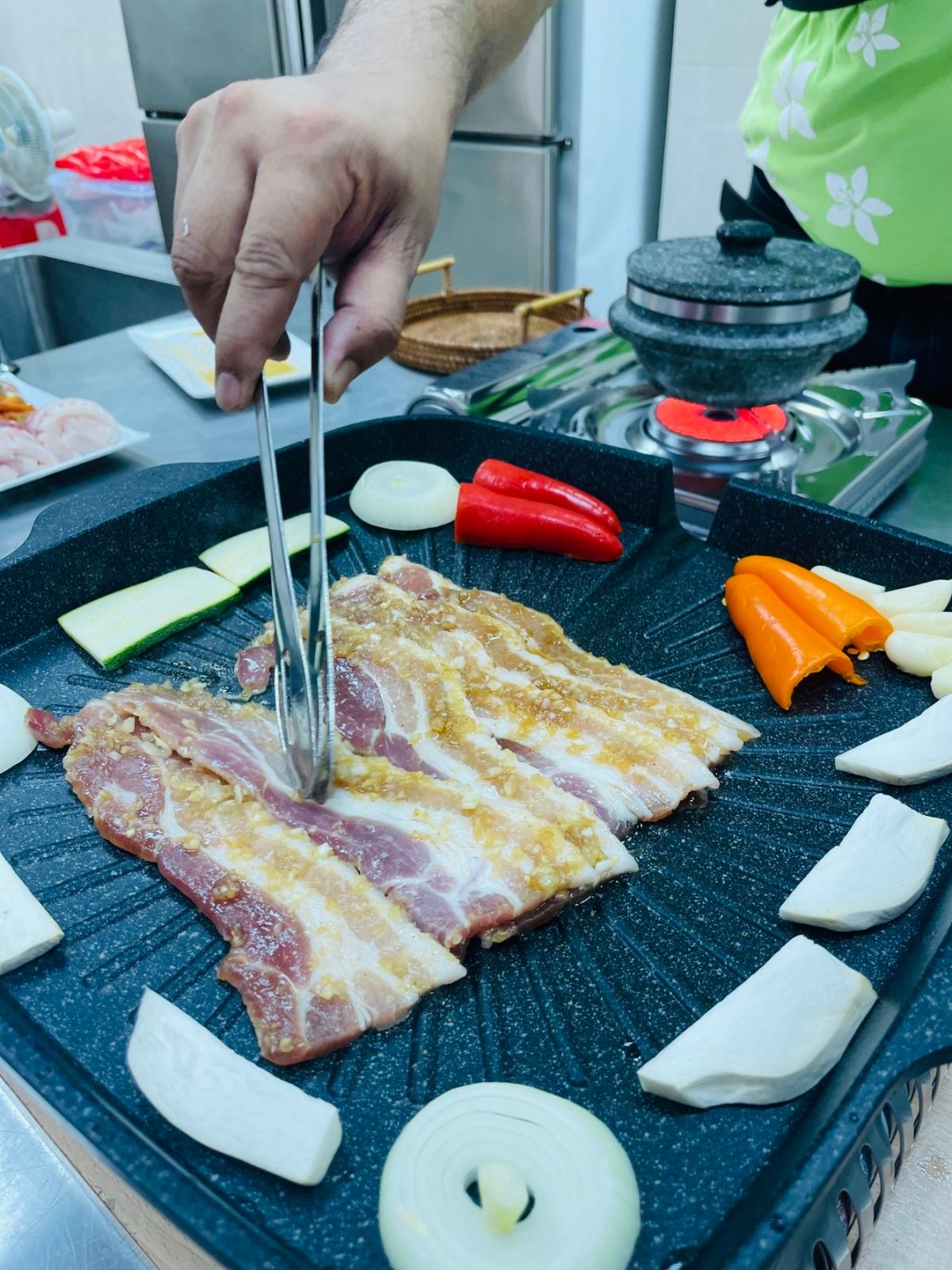 ▲中市農業局以「農產鍋烤上菜SHOW」為主題，集結各農漁會家政班動員百人來場上菜SHOW(圖／農業局提供2023.7.26)