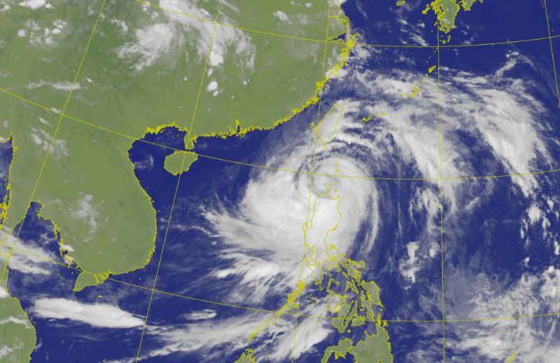 ▲杜蘇芮颱風進逼台灣，氣象局發布海上陸上警報，各縣市會不會放颱風假，停班停課最新通知一次看。（圖／中央氣象局）